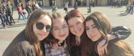 Dziewczyny z zespołu pozują na tle krakowskiego rynku