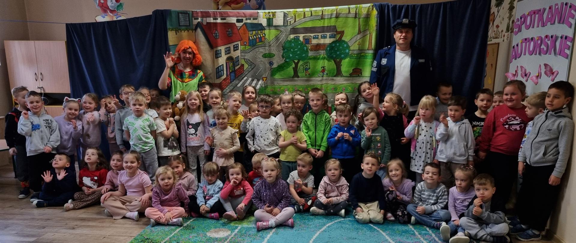 Grupa dzieci podczas przedstawienia "Pippi Skarpetka"
