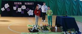 troje dzieci występują