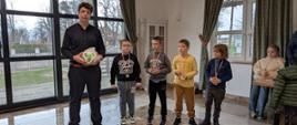 Uczestnicy wydarzenia pozują do zdjęcia z medalami