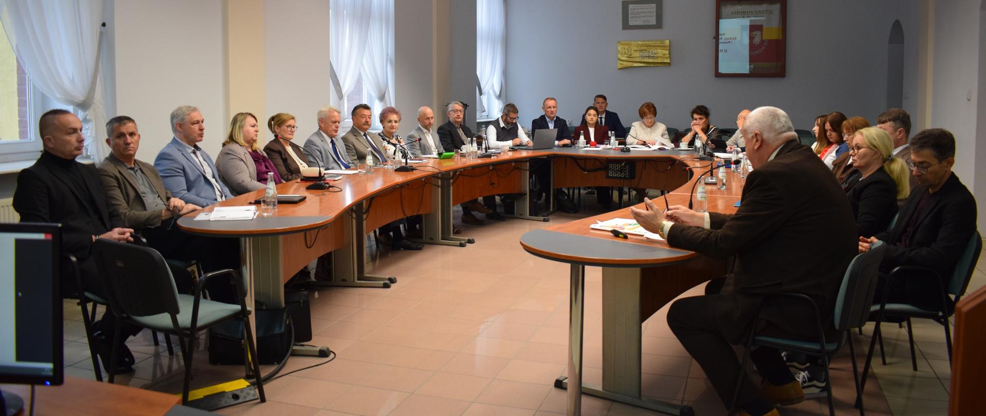 W obradach uczestniczyli dyrektorzy szkół i placówek oświatowych prowadzonych przez Powiat Gorlicki, a także przedstawiciele Zarządu Powiatu.