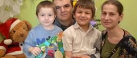 Dzieci pozują do zdjęcia ze swoimi rodzicami