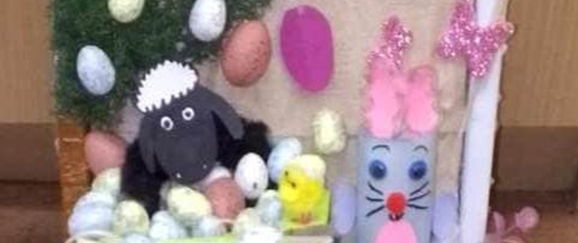 Kartka wielkanocna przedstawiająca baranka, kurczaczka i zajączka, jajeczka przyklejone na mchu