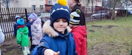 Chłopiec pozuje do zdjęcia z kulką dla ptaków