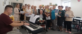 seniorzy podczas próby wokalnej