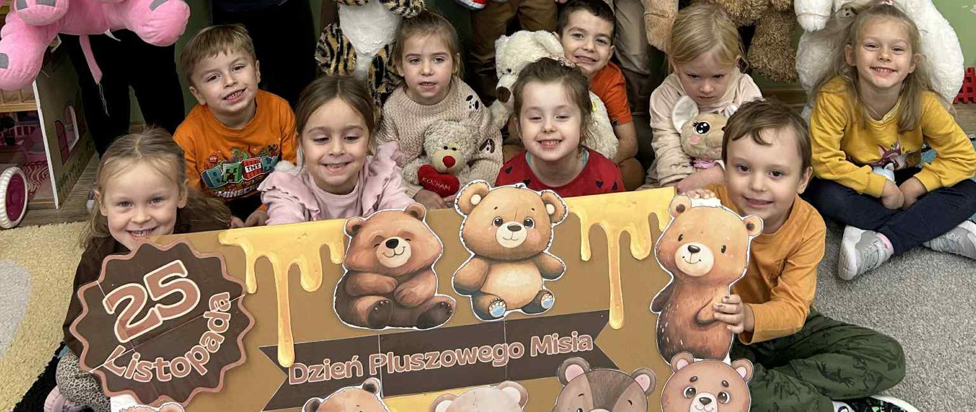 Dzieci trzymają misie z okazji Dnia Pluszowego Misia