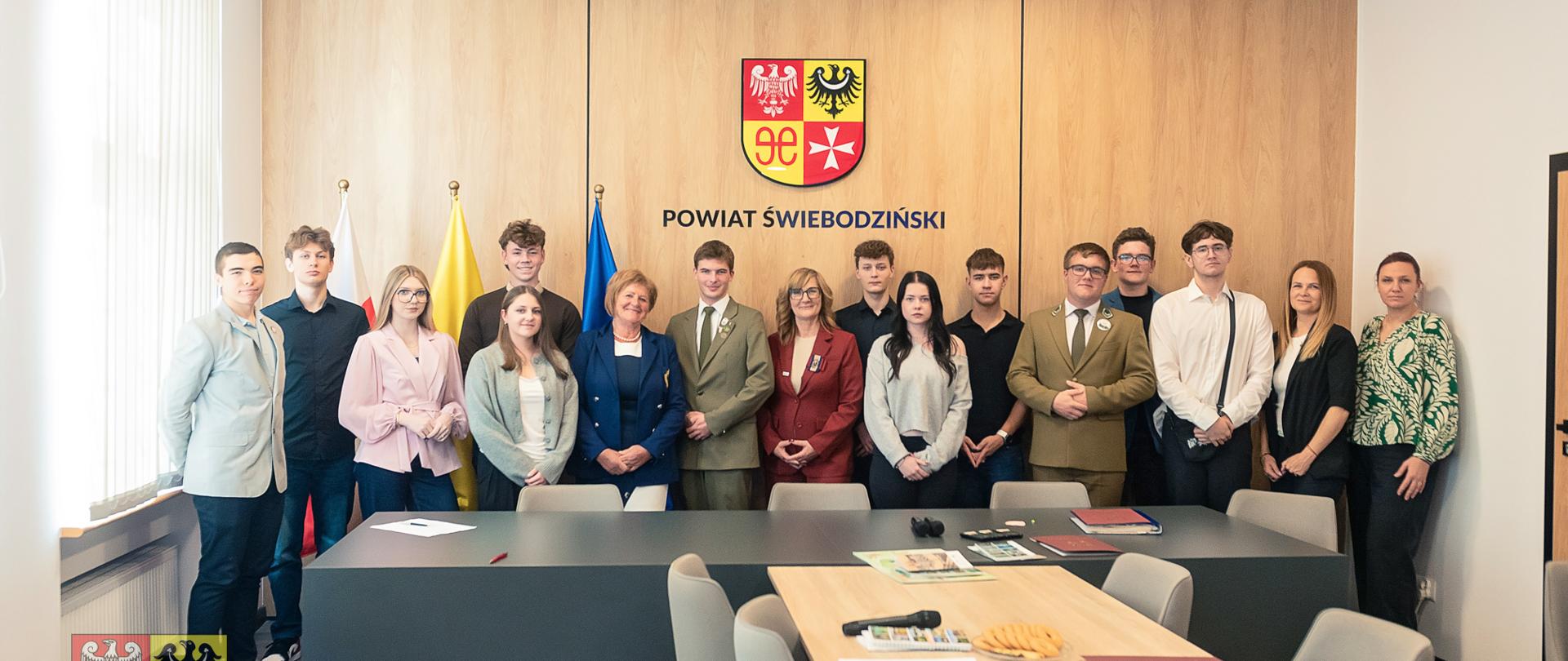 ludzie wewnątrz