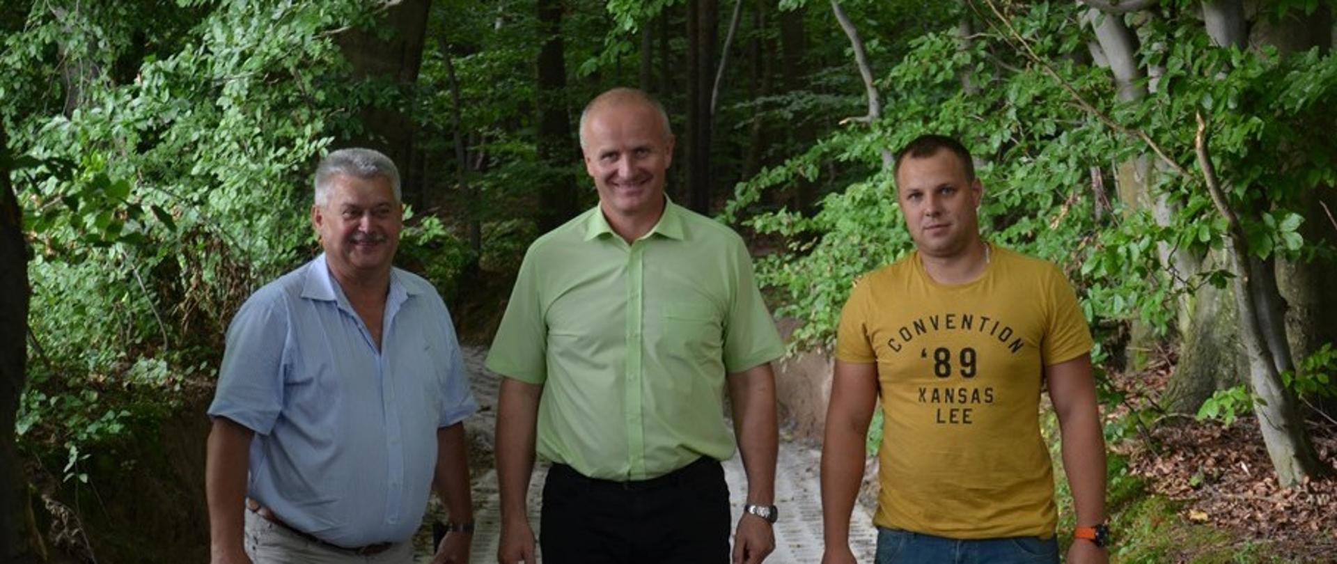 Na zdjęciu widać grupę ludzi stojąca w wąwozie