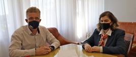 Starosta Grzegorz Piec z koordynatorem ds. szczepień COVID-19 szpitala specjalistycznego w Końskich Lillą Brożyną
