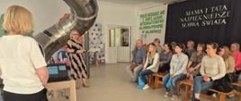 Uczestnicy prelekcji słuchają wykładu