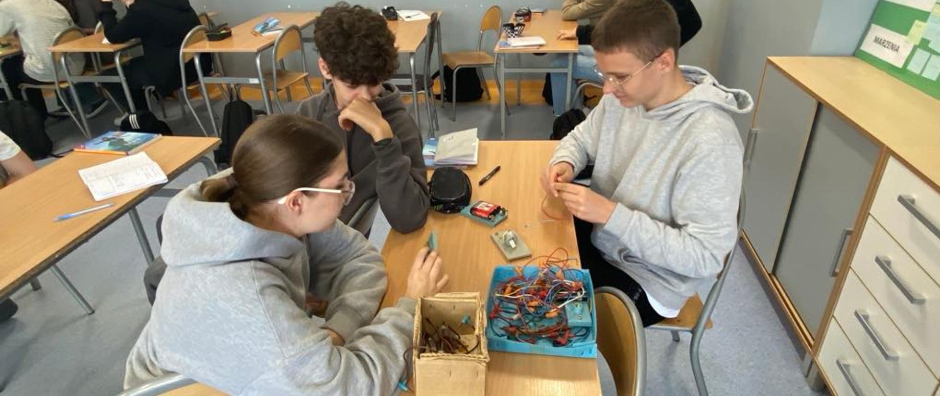 Tworzenie obwodów elektrycznych w klasie 8c