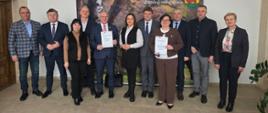 Sygnatariusze porozumienia pozują do zdjęcia