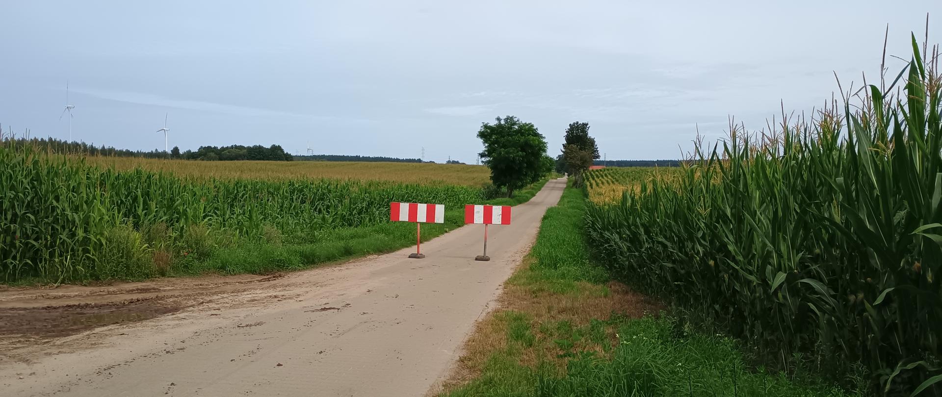 bariera drogowa czerwono-biała na drodze gminnej nr 198080P
