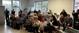 Widownia - dziadkowie obserwują przedszkolaków, robią zdjęcia