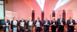 Starosta Hajnowski wraz z innymi włodarzami odbiera statuetkę