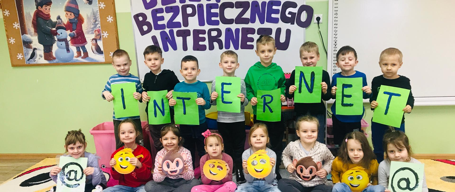 Dzieci z grupy 5 latków trzymają w rękach napis "Internet" w ramach Dnia Bezpiecznego Internetu