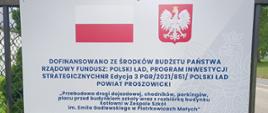 Tablica informacyjna dotycząca przebudowy drogi dojazdowej, chodników, parkingów, placu przed budynkiem szkoły wraz z rozbiórką budynku kotłowni w Zespole Szkół im. Emila Godlewskiego w Piotrkowicach Małych. 