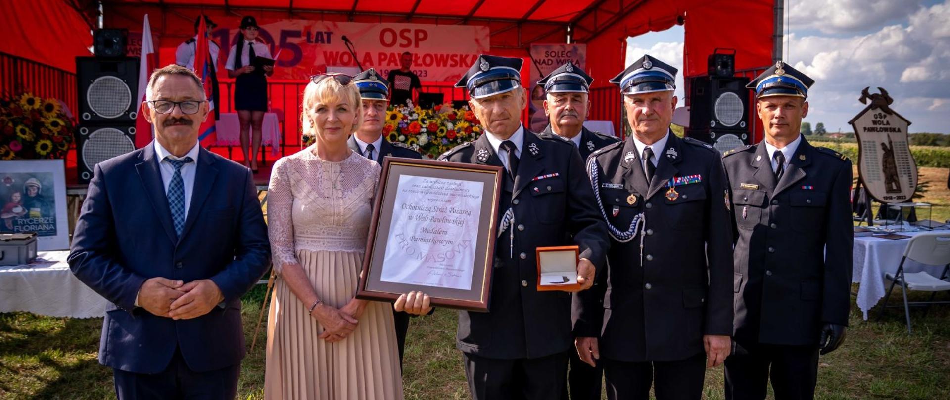 Starosta Lipski i Poseł na Sejm RP Anna Kwiecień w towarzystwie strażaków podczas uroczystości.