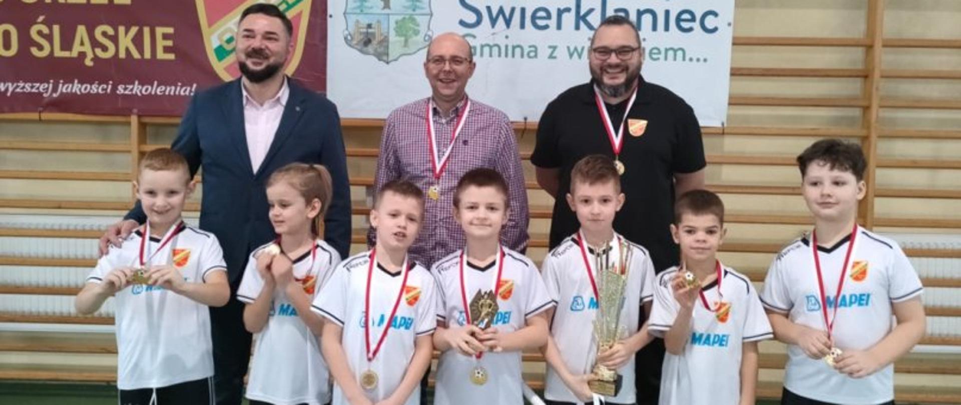 Turniej w Nakle Śląskim - zawodnicy Orła Nakło Śląskie z rocznika 2015 wraz z wójtem gminy Świerklaniec oraz prezesem i wiceprezesem LKS Orzeł Nakło Śląskie na hali w której obył się turniej