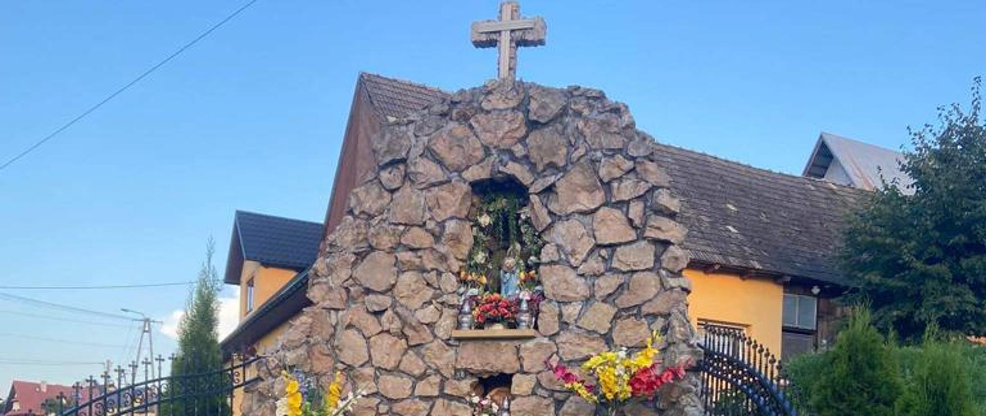 Kapliczka Matki Boskiej na roli Spyrłówka ,która upamiętnia tragiczne zdarzenie z II wojny światowej.