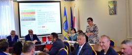 Zdjęcia przedstawia radnych podczas obrad Rady Gminy Wierzbica w sali konferencyjnej Urzędu Gminy Wierzbica