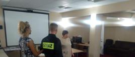 Spotkanie członków Koła ze strażakami w siedzibie Komendy - podczas praktycznych zajęć. Pokaz prawidłowej postawy wobec osoby niewidomej, która potrzebuje pomocy