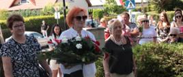 Delegacje składają kwiaty przy pomniku