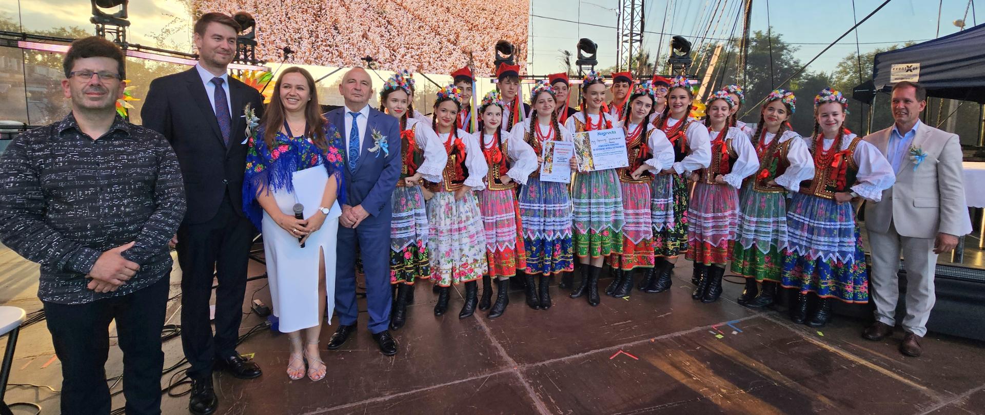 Gręboszowianie na scenie po odebraniu nagrody za 1 miejsce