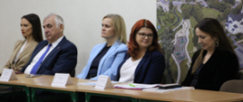 od lewej. starosta zambrowski, burmistrz miasta Zambrów, zastępca wójta gminy Zambrów, dyrektor PUP, pracownica PUP