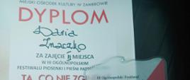 Dyplom i statuetka, które otrzymała Daria Znaczko