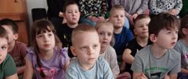 Dzieci słuchają wykładu prowadzonych przez funkcjonariuszy