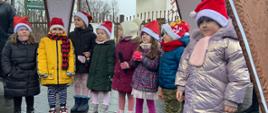 Dzieci uczestniczące w Jarmarku stoją przy prowadzących wydarzenie