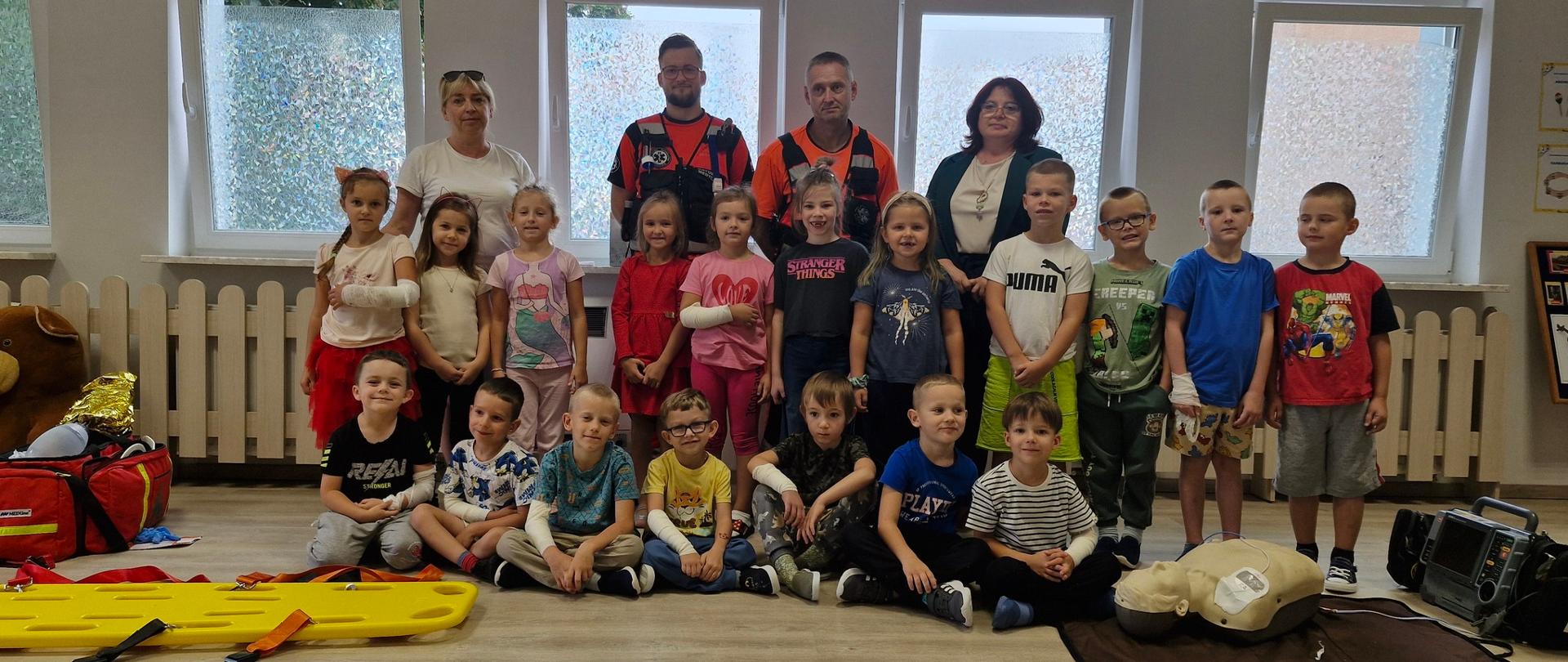 2 ratowników medycznych 2 kobiety i grupa dzieci