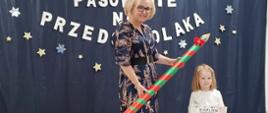 Pasowanie na przedszkolaka z udziałem dzieci i Pani Dyrektor.