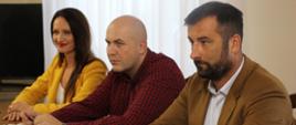 zdjęcie uczestników KONSULTACJI W SPRAWIE PRZEBUDOWY DROGI POWIATOWEJ NR 2020B NA ODCINKU ZARĘBY-KRAMKI – ZARĘBY-GRZYMAŁY, u sołtysa Mariusza Łada, 