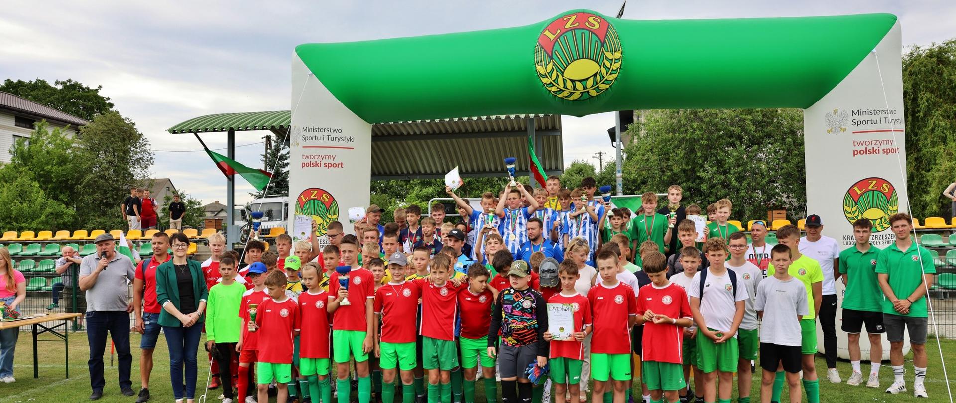 młodzież szkolna podczas rozgrywek w piłkę nożną