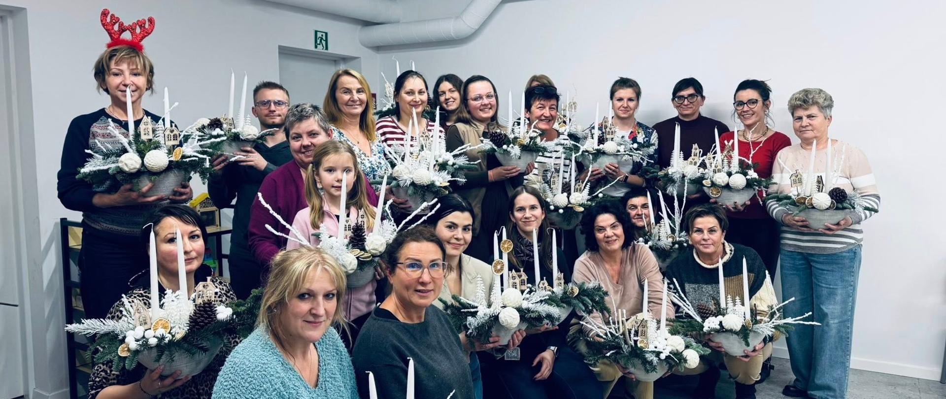 zdjęcie przedstawia uczestników warsztatów florystycznych 