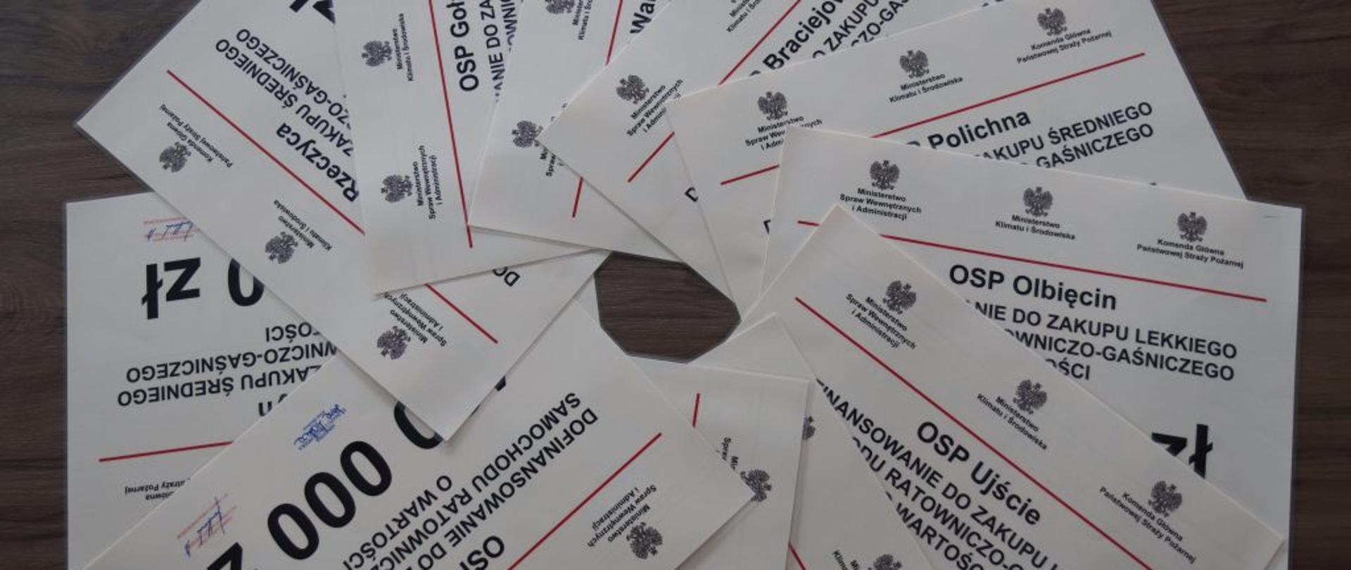 Zdjęcia pokazuje ułożone w koło Promesy dla jednostek Ochotniczych Straży Pożarnych 