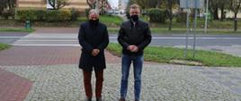 Starosta Grzegorz Piec i Naczelnik Wydziału Promocji i Kultury Marian Wikiera przed pamiątkowa tablicą