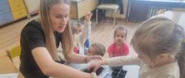 Dzieci w trakcie pracy przy zakładaniu ogrodu - przygotowanie sadzonek