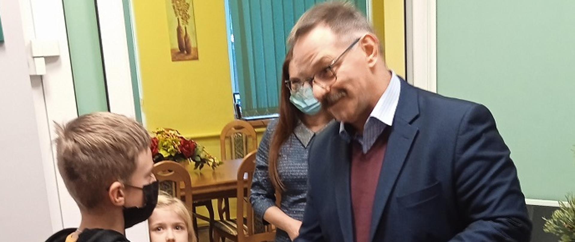 Starosta Lipski przekazuje prezenty dzieciom