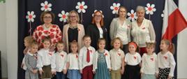 Dzieci biorące udział w wydarzeniu pozują do wspólnego zdjęcia