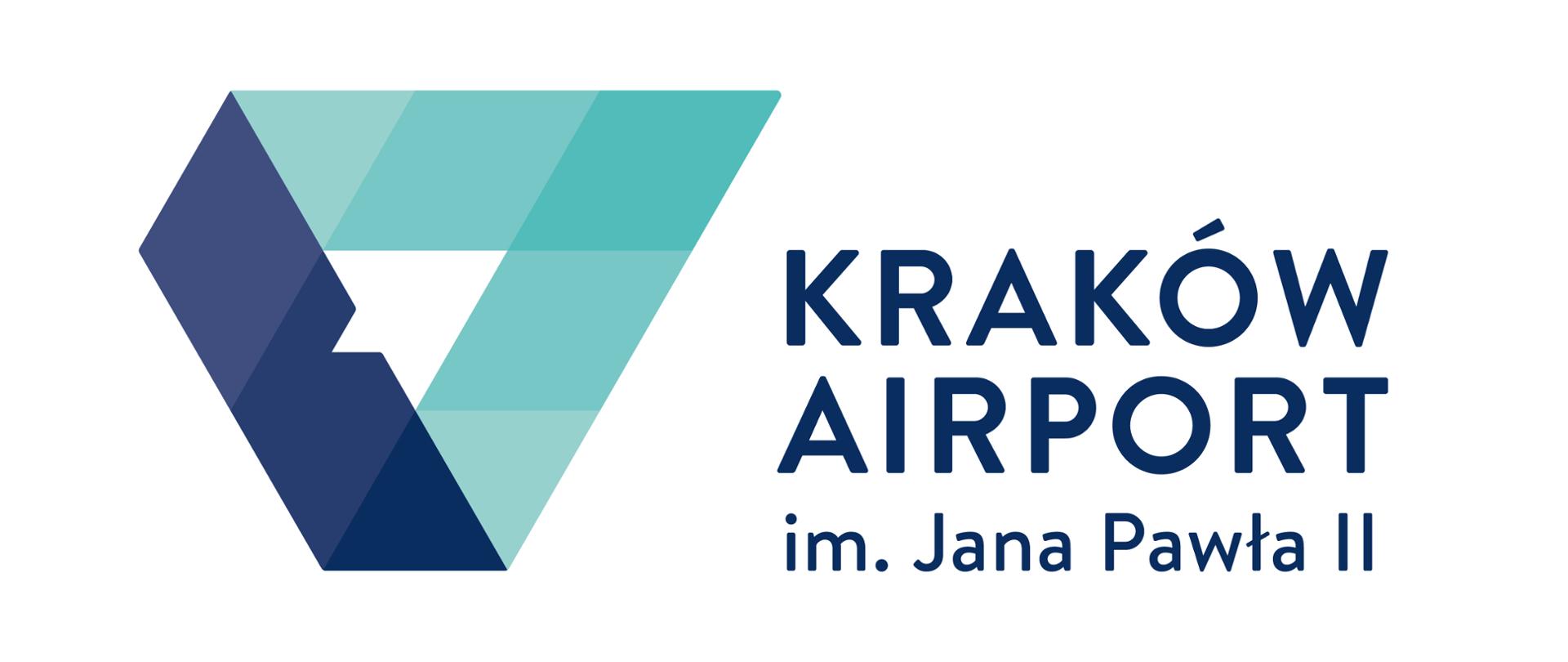 na białym tle po lewej stronie logo w geometrycznym kształcie w kolorze granatowym i morskim. Po prawej stronie napis KRAKÓW AIRPORT im. Jana Pawła II