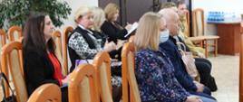 Zdjęcie na sali konferencyjnej Starostwa Powiatowego w Sokołowie Podlaskim siedzących na krzesłach przedstawicieli jednostek organizacyjnych, którzy słuchają przemówień podczas sesji Rady Powiatu Sokołowskiego.