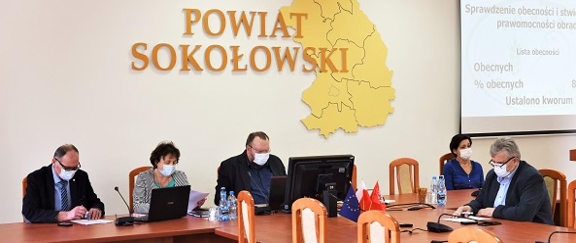 Na zdjęciu przy stole obrad siedzi widocznie członkowie Zarządu Powiatu Sokołowskiego: Ryszard Domański, starosta Elżbieta Sadowska, członek Zarządu Krzysztof Więsak, przewodniczący Rady Powiatu Sokołowskiego Jacek Odziemczyk wraz z wiceprzewodniczącą Jolantą Ciołkowską.
