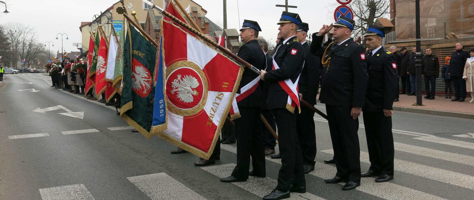Poczty sztandarowe uczestniczące w uroczystości