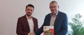 Od lewej Paweł Skup - Wiceprezes zarządu GVT Sp. z o.o. w uścisku dłoni z Wójtem Andrzejem Jankowskim podczas podpisania umowy koncesji na Pełnienie Funkcji Operatora Infrastruktury Nadbużańskiej Szerokopasmowej Sieci Dystrybucyjnej na terenie Gminy Brańsk