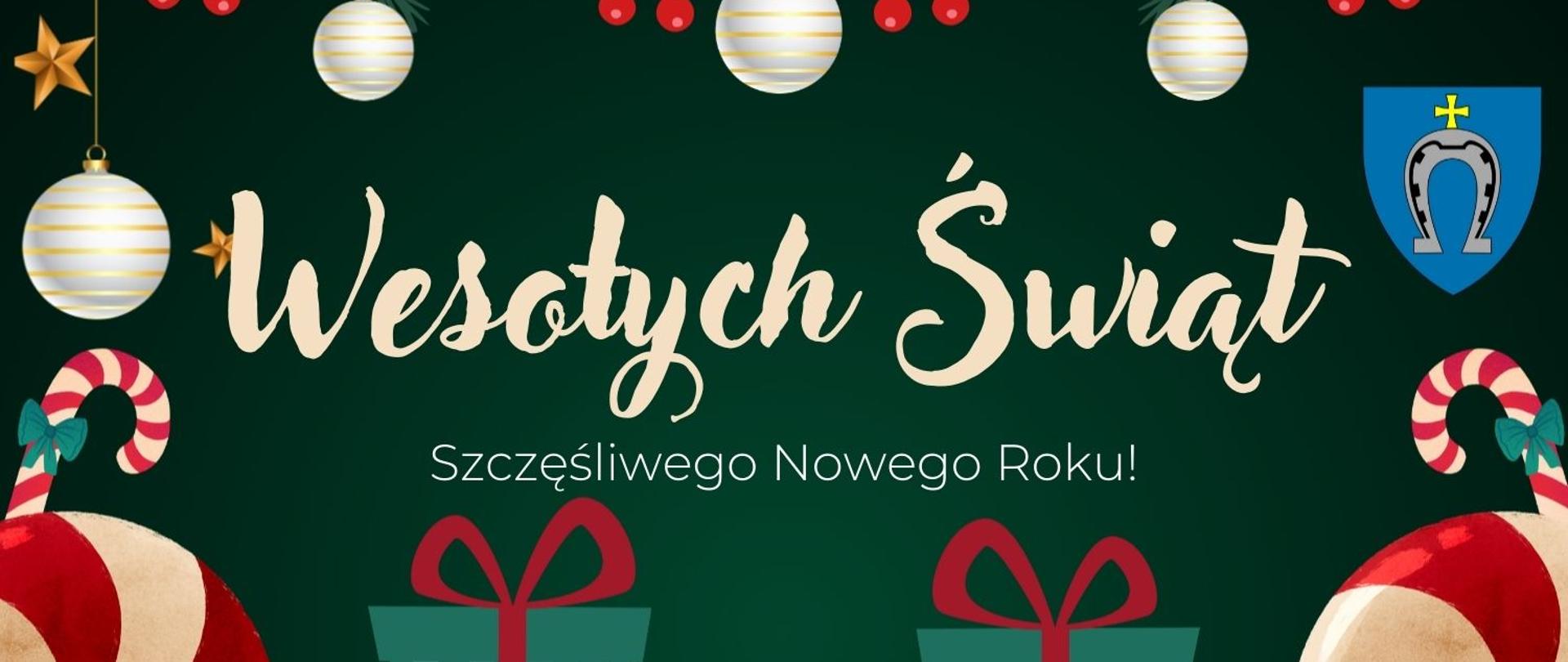 Świąteczna grafika z życzeniami na ciemnozielonym tle. W górnej części widnieją napisy w języku polskim: „Wesołych Świąt” oraz mniejszym drukiem „Szczęśliwego Nowego Roku!”. Kompozycja ozdobiona jest motywami Bożonarodzeniowymi: gałązkami choinki z czerwonymi owocami, białymi bombkami w złote paski, dwoma prezentami z czerwonymi kokardami oraz dużymi, biało-czerwonymi lizakami w kształcie lasek. W prawym górnym rogu znajduje się herb z podkową i krzyżem na niebieskiej tarczy.