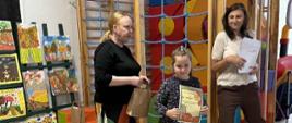Moment wręczenia nagród i dyplomów dzieciom