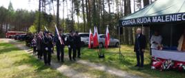 Zdjęcie przedstawia Wójta Gminy Ruda Maleniecka, wprowadzającego reprezentantów pocztów sztandarowych: OSP oraz ZPPO w Rudzie Malenieckiej, a także Szkoły Podstawowej w Dobromierzu, dalej kolejne jednostki OSP z terenu gminy Ruda Maleniecka.